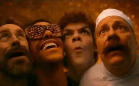 Четверо мужчин смотрят вверх
