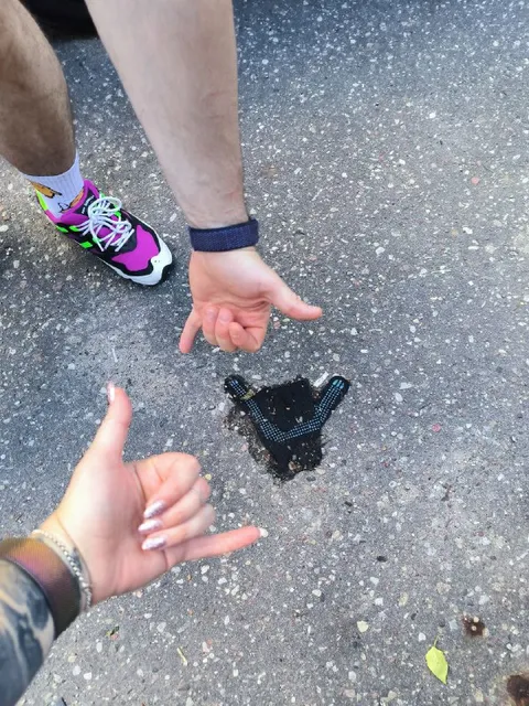Сломанная вещь на асфальте