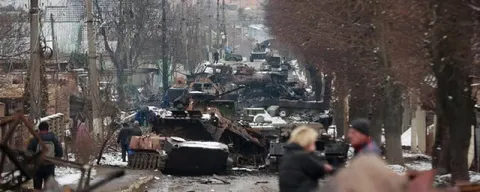 Заваленная военная техника на улице