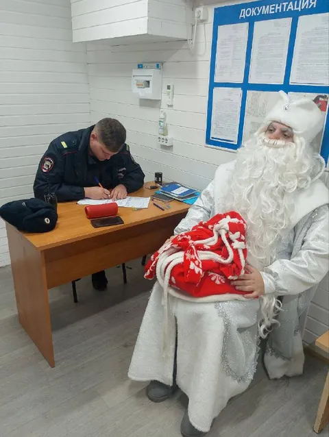 Дед Мороз оформляет документы