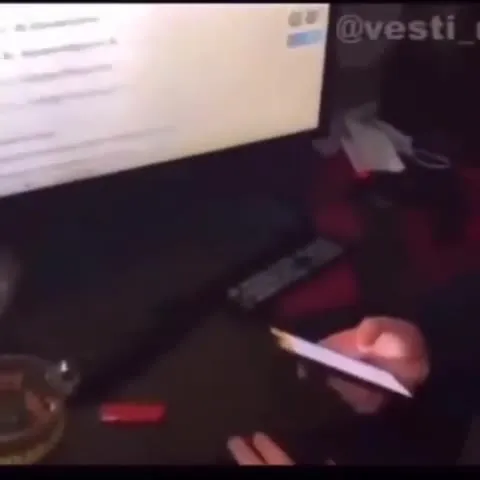 Лысый проверяет новости