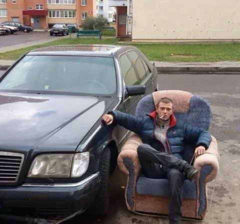 Мужик в кресле рядом с Мерседесом