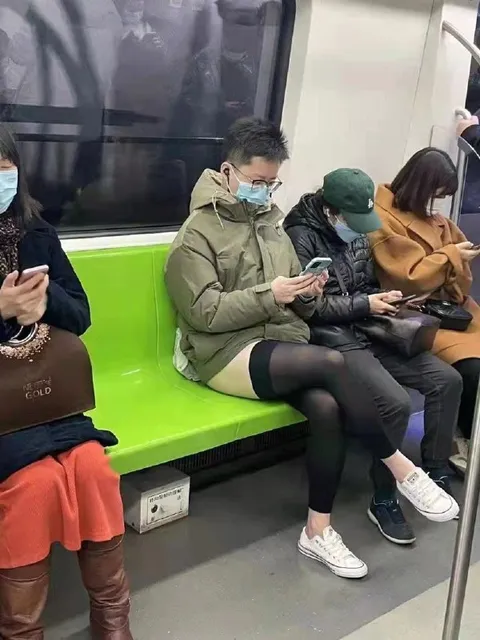 Неожиданное соседство в метро