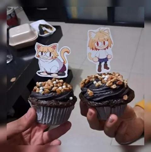 Котики на шоколадных капкейках