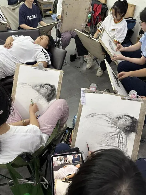 Художники рисуют спящую модель
