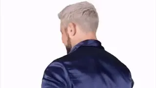 Мужчина эффектно оборачивается