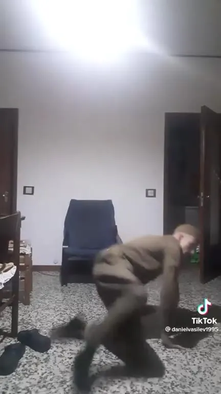 Смешной танец в форме