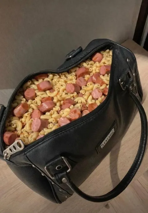 Сумка с макаронами и колбасой