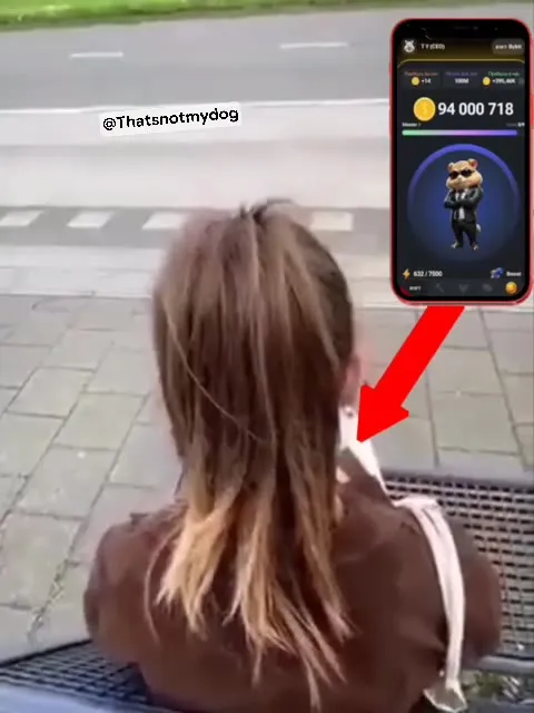 Девушка убегает от камеры