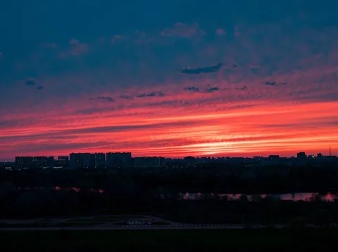 Красный закат над городом