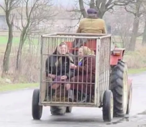 Мужчины в клетке на тракторе