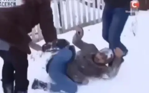 Мама сказала собираться в школу