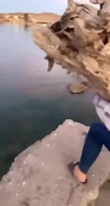 Женщина тащит бревно и падает