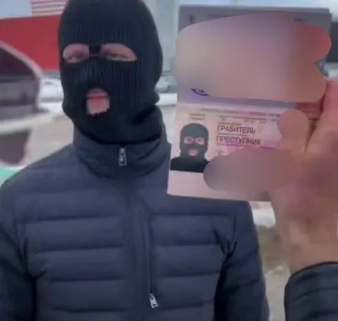 Грабитель показывает преступника