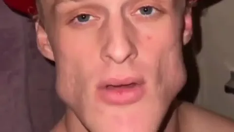 Надутые щёки и невозмутимый взгляд