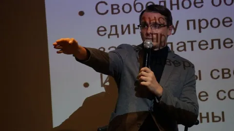 Лектор с текстом на лице