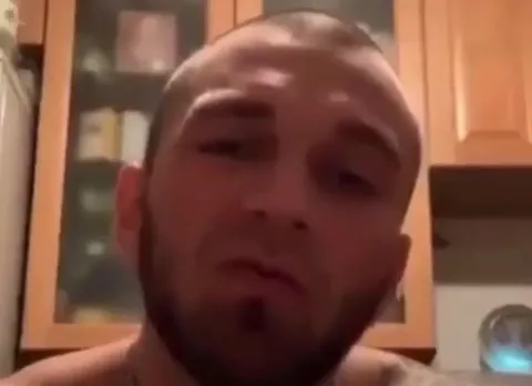 Мужчина грустно смотрит в камеру