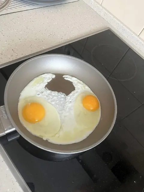Два яйца на сковороде