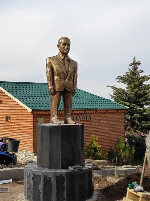 Мужчина у туалета