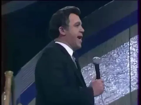 В смысле? На сцене