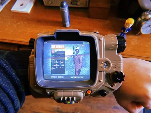 Team Fortress 2 on a Toy TV