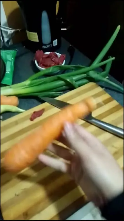 Кот танцует с морковкой