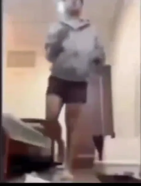 Размытый танец в комнате