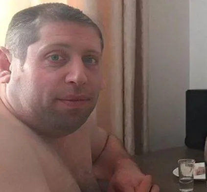 Мужчина за столом с кофе