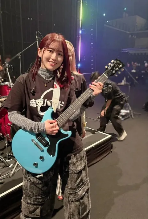 結束バンドのギタリスト