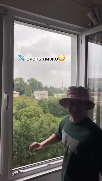 Очень низко летит самолёт