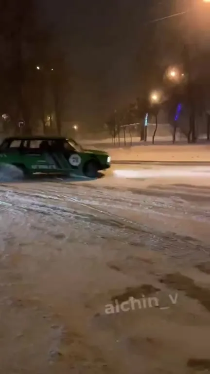 Дрифт на заснеженной улице