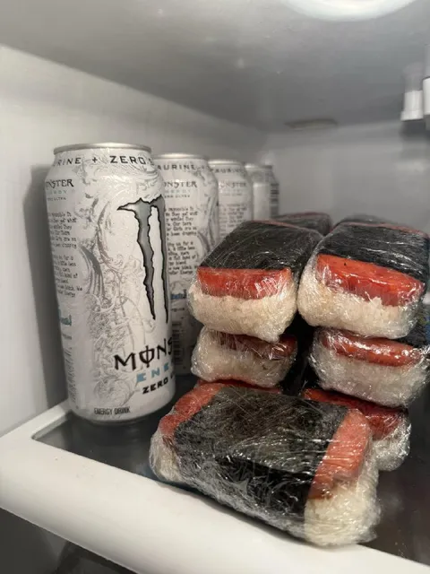 Monster Energy и суши в холодильнике