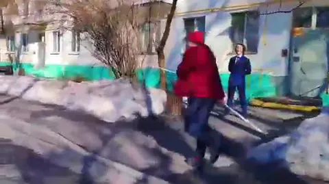 Банда заходит в лифт