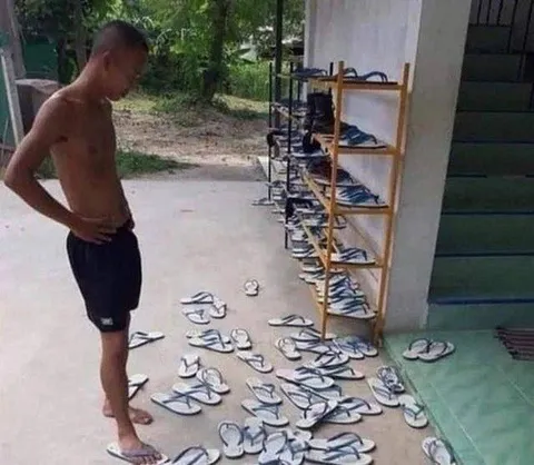 Море тапочек у входа