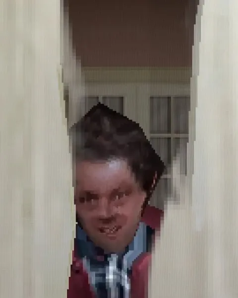 Мужчина заглядывает через дверь
