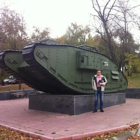Мужчина рядом с танком