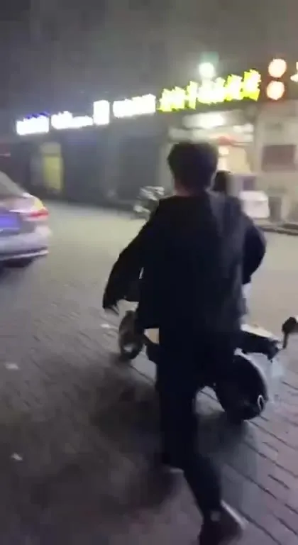 Профеминист спасает женщину