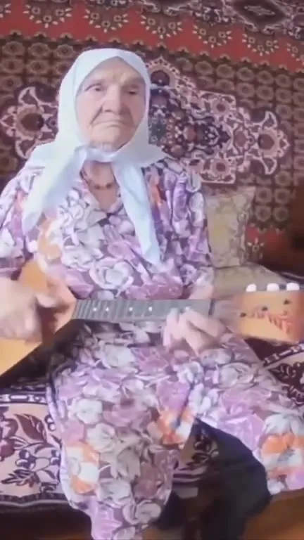 Бабушка играет рок на балалайке