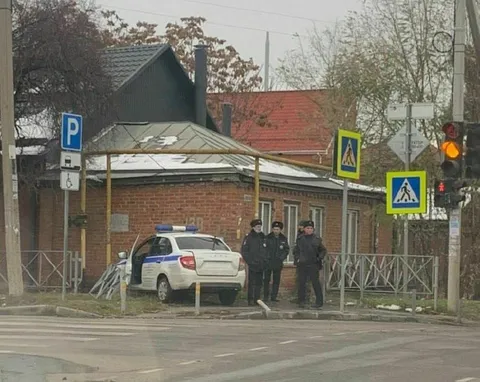Полицейские у пешеходного перехода