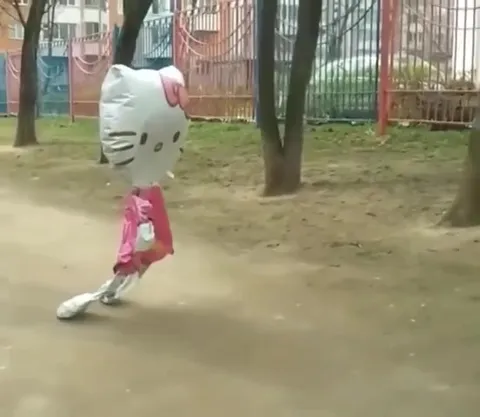 Хелло Китти странно идёт