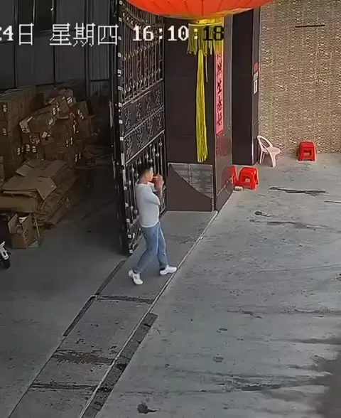 Человек уносит красный табурет