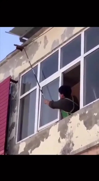 Мальчик уронил оконную раму