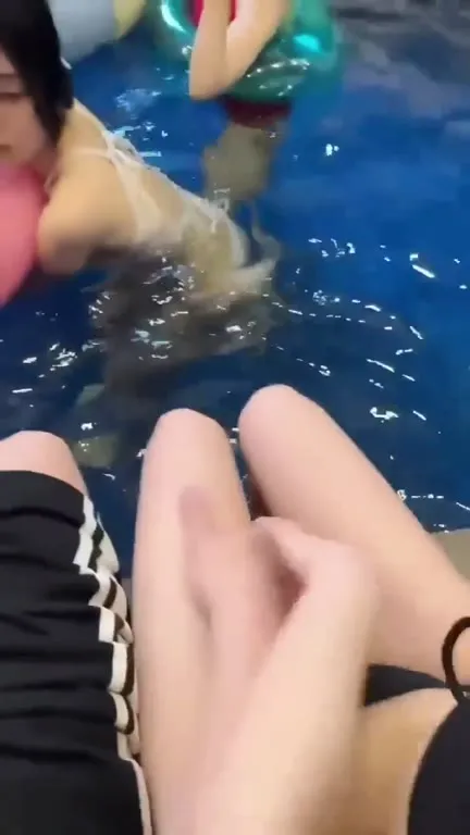 Из бассейна прямо в гамак