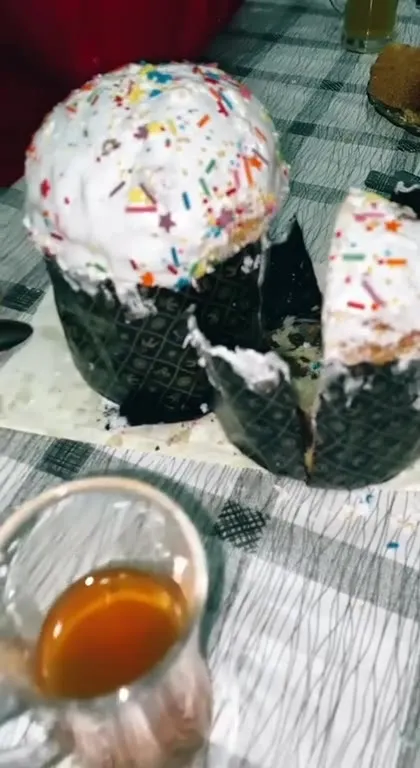 Пасхальный кулич и закрытое лицо
