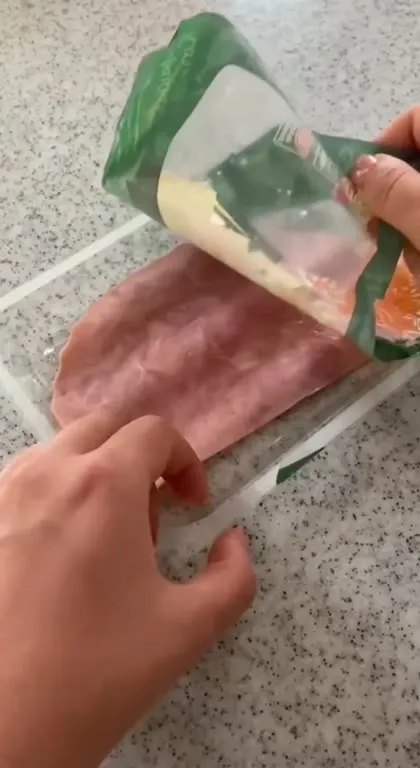 Кот требует ветчину