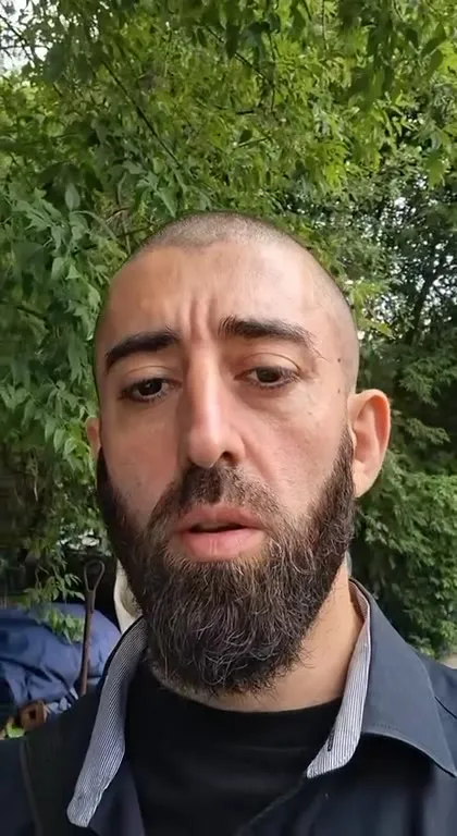 Мужчина недоуменно смотрит в камеру