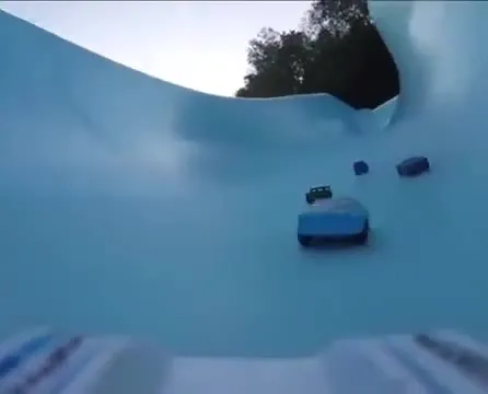 Эпичная гонка на водной горке