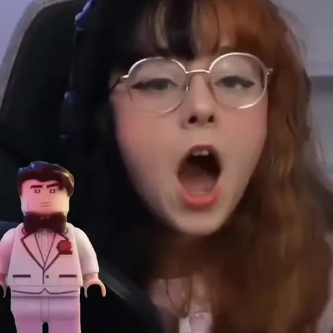 Девушка поёт с Lego-женихом