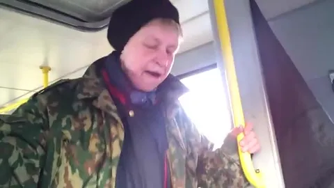 Бабушка устроила концерт в автобусе