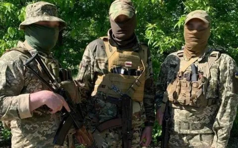 Замаскированные бойцы в лесу